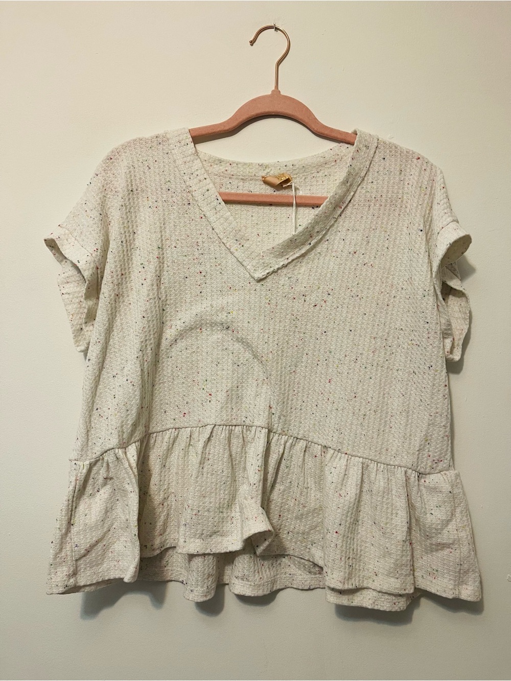 Women's Cream Speckled V-Neck Ruffle Hem Top